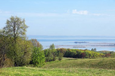 Bahar günü Nehri üzerinde