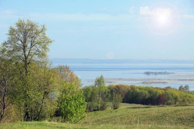 Bahar günü Nehri üzerinde