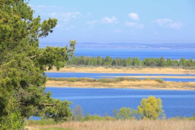Bahar günü Nehri üzerinde
