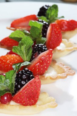 kek çilek ve böğürtlen