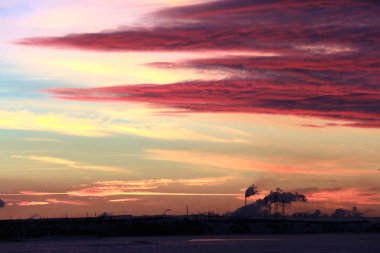 Kış nehir üzerinde kırmızı günbatımı