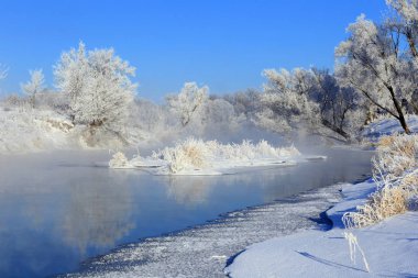 Sis kış nehir üzerinde