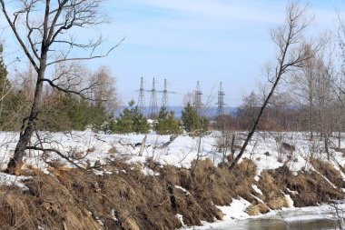 İlkbaharda elektrik hattı