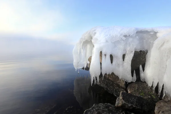 Ghiaccio sulla riva rocciosa del fiume — Foto Stock