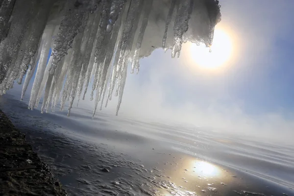 Ghiaccio sulla riva rocciosa del fiume — Foto Stock