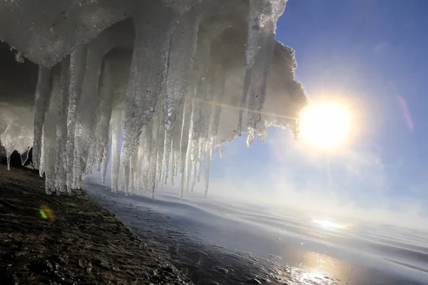 Kayalık nehir kıyısındaki buz — Stok fotoğraf