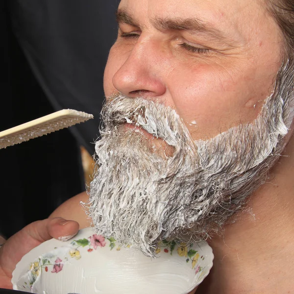Mann färbt einen Bart — Stockfoto