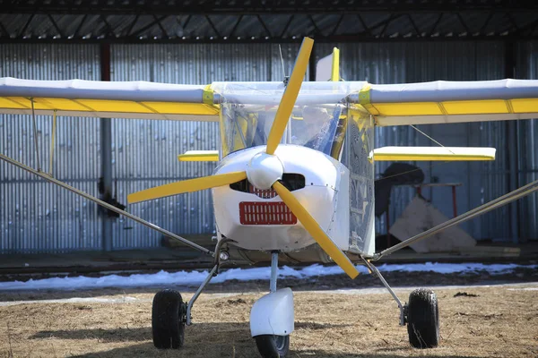 Kleines Flugzeug in der Nähe des Hangars — Stockfoto