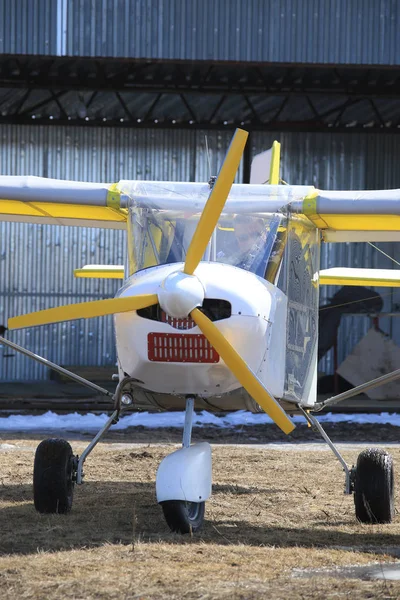 Kleines Flugzeug in der Nähe des Hangars — Stockfoto