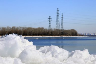 Buz Nehri üzerinde yüzen 