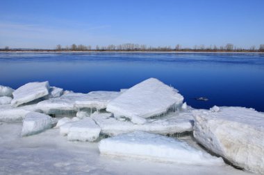 Buz Nehri üzerinde yüzen 