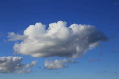 Mavi gökyüzünde beyaz bulutlar