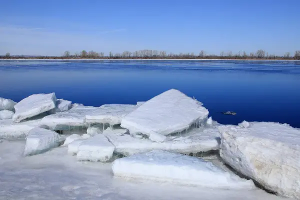 Flotando de hielo en el río — Foto de Stock