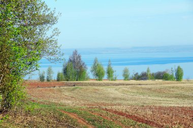 Bahar günü Nehri üzerinde
