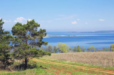 Bahar günü Nehri üzerinde