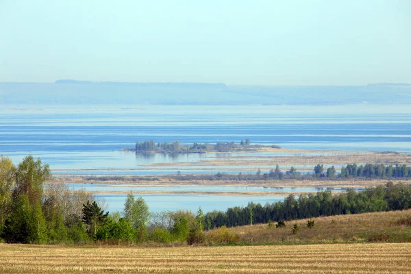 Spring day on the river — Stock Photo, Image