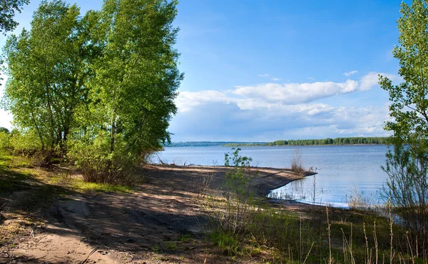 Paisaje Verano Hermosas Nubes Cúmulos Sobre Río Tranquilo Árboles Verdes — Foto de Stock