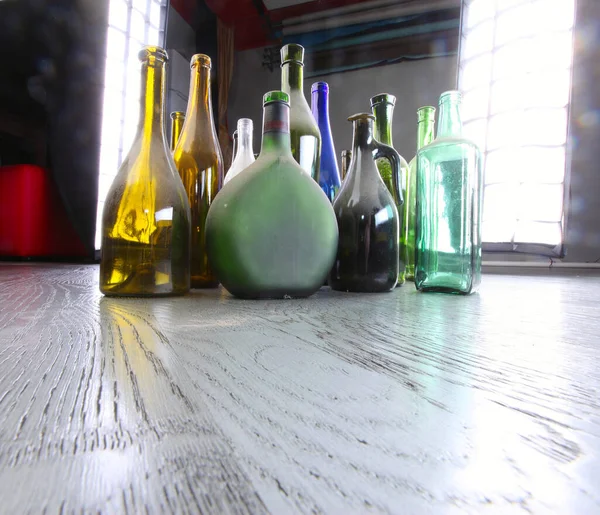Primer Plano Coloridas Botellas Polvo Piso Madera Gris Estudio Sobre — Foto de Stock