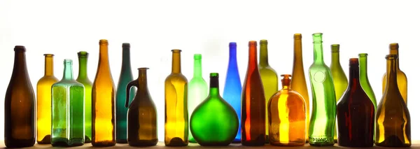 Primer Plano Coloridas Botellas Polvorientas Varias Formas Pie Sobre Tablero — Foto de Stock