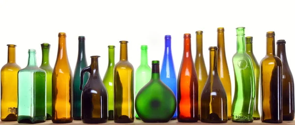 Primer Plano Coloridas Botellas Polvorientas Varias Formas Pie Sobre Tablero — Foto de Stock