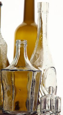 Beyaz arka plan stüdyo ışığı üzerinde güzel beyaz ve kahverengi cam şişeler.