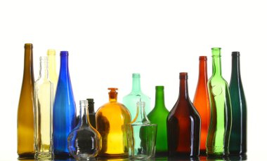 Beyaz arka plan stüdyosuna izole edilmiş kapaksız güzel renkli boş şişelerin yakın plan görüntüleri.