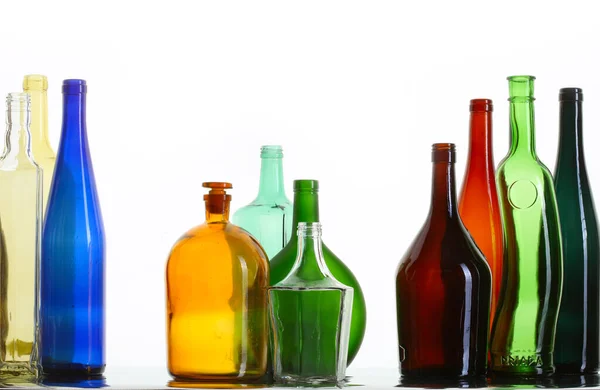 Primer Plano Hermosas Botellas Vacías Colores Sin Tapas Aisladas Estudio — Foto de Stock