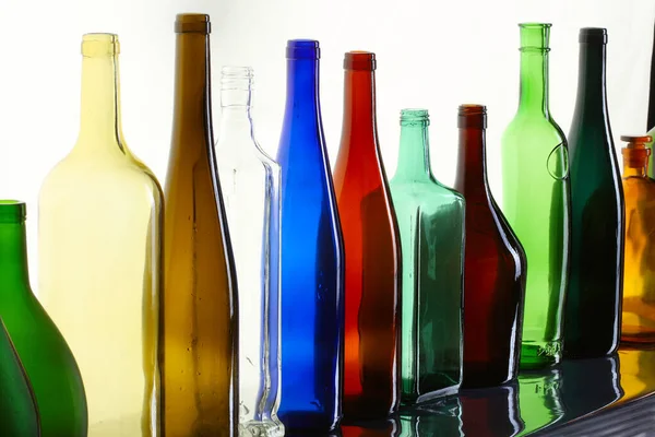 Primer Plano Hermosas Botellas Vacías Colores Sin Tapas Aisladas Estudio — Foto de Stock