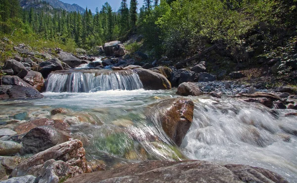 Magnifico Paesaggio Montano Fiume Foresta Cielo Nuvoloso Estate — Foto Stock