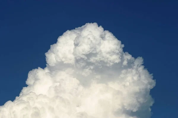Απομονωμένα Λευκά Αφράτα Σύννεφα Στον Γαλάζιο Ουρανό Μια Ηλιόλουστη Μέρα — Φωτογραφία Αρχείου