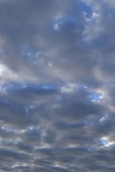 Schöne Wolken Farbigen Schein Der Untergehenden Sonne Auf Dem Himmelshintergrund — Stockfoto