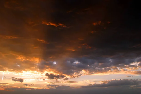 Красивые Облака Цвета Свечение Заходящего Солнца Фоне Неба — стоковое фото