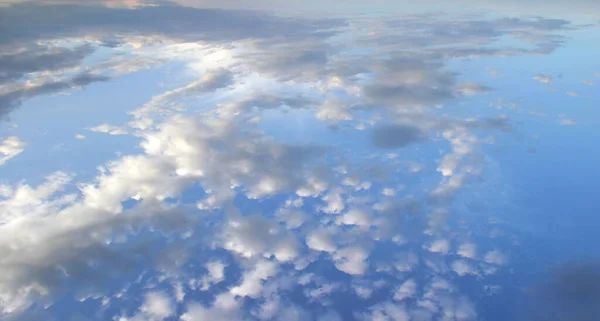 Nubes Esponjosas Blancas Aisladas Cielo Azul Día Soleado —  Fotos de Stock