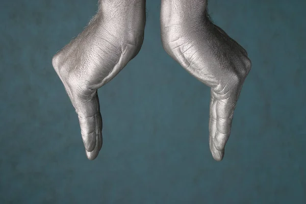 Close Mãos Humanas Representam Uma Forma Tigelas Flor Fundo Azul — Fotografia de Stock