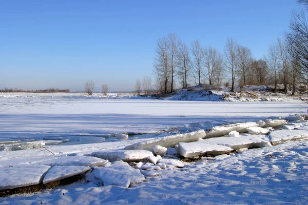 Paesaggio Invernale Fiume Cielo Azzurro Brillante Alberi Sulla Riva Pomeriggio — Foto Stock