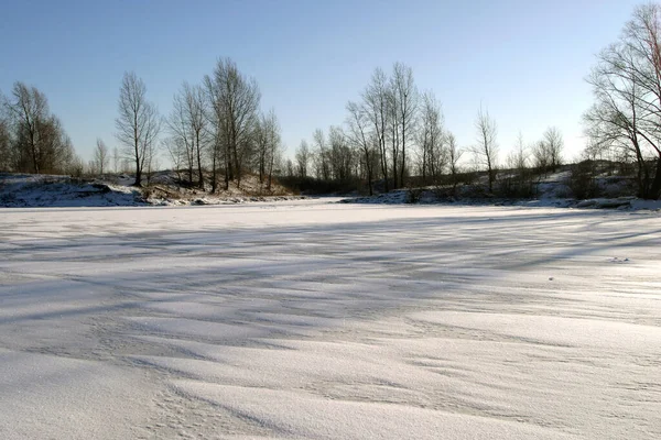 Kış Manzarası Nehri Açık Mavi Gökyüzü Güneşli Bir Öğleden Sonra — Stok fotoğraf