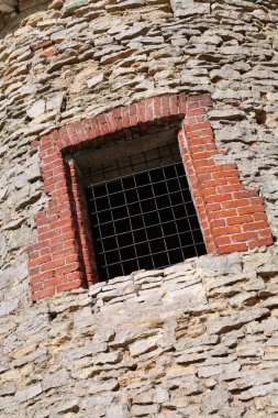 Kama Nehri 'nin kıyısında güneşli bir bahar günü yüksek bir uçurumda antik Bulgar kalesinin yakın plan kulesi.