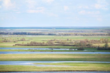 Pahalı bahar manzarası Kama Nehri 'ni, güneşli bir günde ormanları ve çayırları, tepeden manzarayı