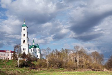 Eski şehrin ve Kurtarıcı Katedrali 'nin bulutlu bir günde Elabuga manzaralı bahar şehri Shishkin göletleri
