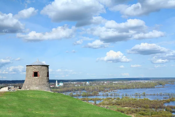 明媚的春天 卡马河岸的一座高高的悬崖上 矗立着一座古老的保加利亚城堡塔 — 图库照片