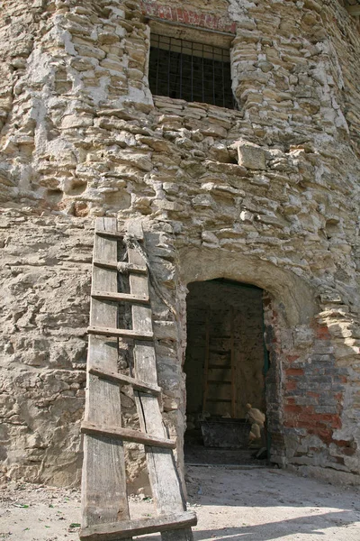 明媚的春天 在卡马河岸的一个高高的悬崖上 有一座古代保加利亚要塞的特写塔 — 图库照片