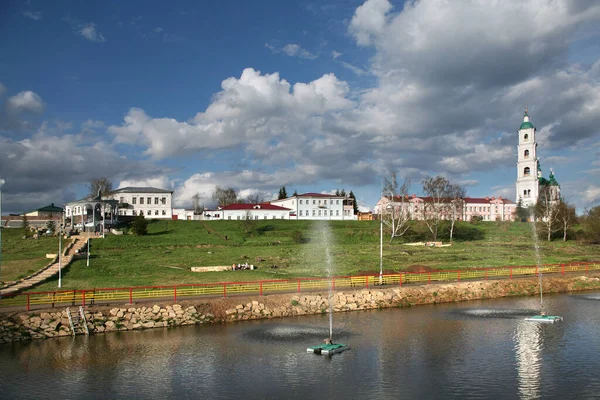 Eski şehrin ve Kurtarıcı Katedrali 'nin bulutlu bir günde Elabuga manzaralı bahar şehri Shishkin göletleri