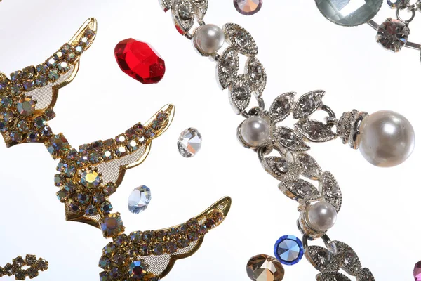 Макро Красивые Изящные Разнообразные Ювелирные Изделия Ожерелья Серьги Цветными Камнями — стоковое фото