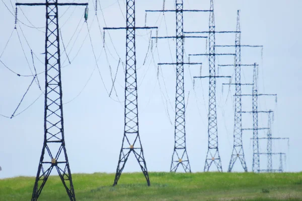 Verão Paisagem Campo Linhas Energia Uma Tarde Ensolarada — Fotografia de Stock