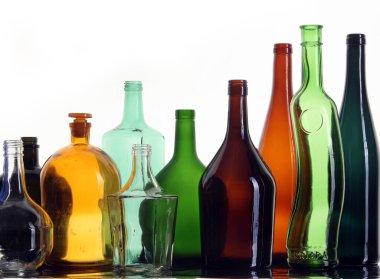 Beyaz arka plan stüdyosuna izole edilmiş kapaksız güzel renkli boş şişelerin yakın plan görüntüleri.