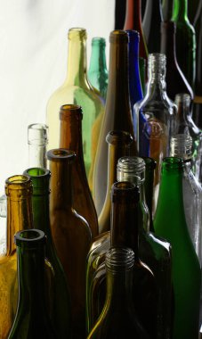 Beyaz arka plan stüdyosuna izole edilmiş kapaksız güzel renkli boş şişelerin yakın plan görüntüleri.