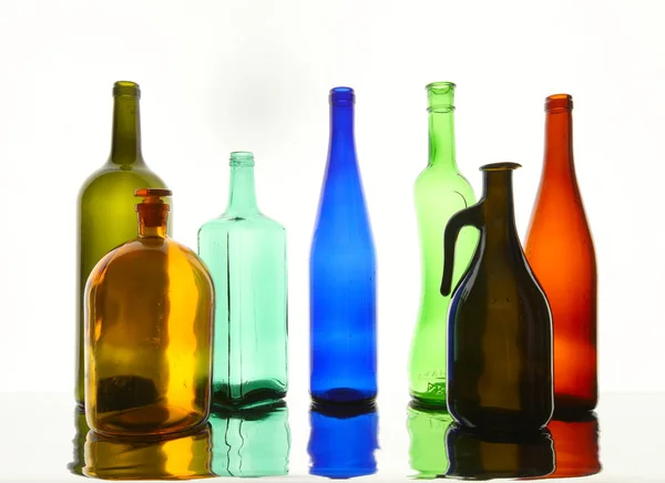 Close Botol Kaca Berwarna Transparan Dari Berbagai Bentuk Permukaan Cermin — Stok Foto