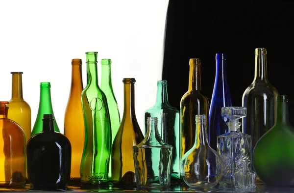 Primer Plano Colección Hermosas Botellas Colores Diferentes Formas Estudio Sobre — Foto de Stock