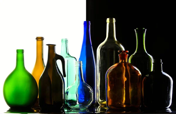 Primer Plano Colección Hermosas Botellas Colores Diferentes Formas Estudio Fondo —  Fotos de Stock