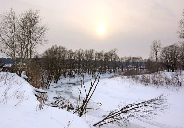 Winterlandschap Zonsopgang Het Rivierijs Kale Bomen Bewolkte Ochtend — Stockfoto